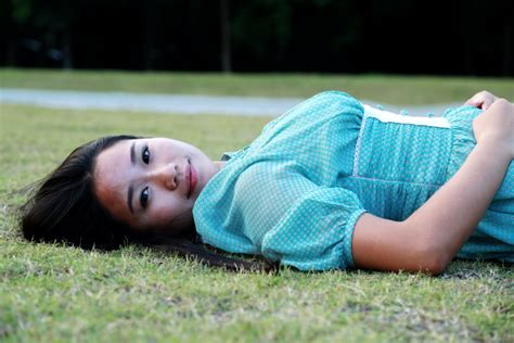 無料画像 ハンド 自然 草 女の子 女性 芝生 遊びます 花 ポートレート 緑 座っている アジア 青 スマイル 幼児 眼 肌 美しさ 小さな新鮮な