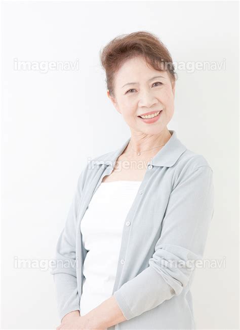 【年配の女性 中高年 60代 日本人】の画像素材 21830190 写真素材ならイメージナビ