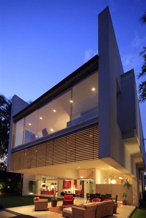 Luxurious Modern Mansion With Huge Cantilever In