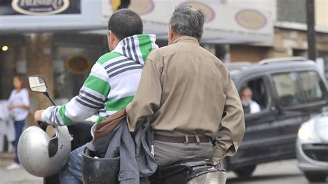 Seguridad Vial De Cada Motociclistas No Usan El Casco De Manera