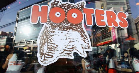 Hooters Offers Mom Free Food On Mothers Day