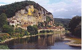 In dordogne many visitors travel to the valley of vézère dordogne also has about 1,000 châteaus and a number of picturesque… Dordogne (rivier) - Wikipedia