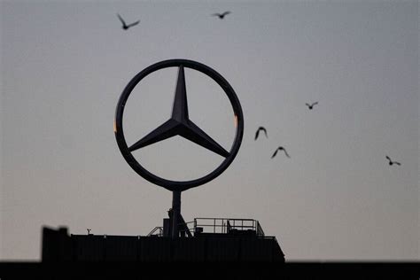 Autobauer Mercedes Benz Nach Erstem Halbjahr Zuversichtlicher