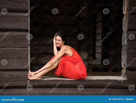 Mooie Naakte Vrouw In Rode Stof Stock Foto Image Of Borst