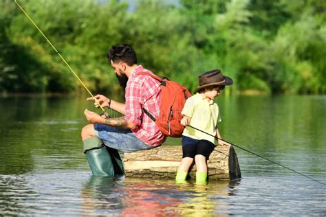 Padre E Hijo Que Pescan Junto En El Lago Foto De Archivo Imagen De