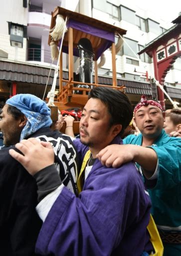 Hommage à La Fertilité Au Festival Japonais Du Phallus