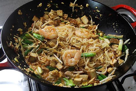 How To Make Authentic Pad Thai The Curry Guy