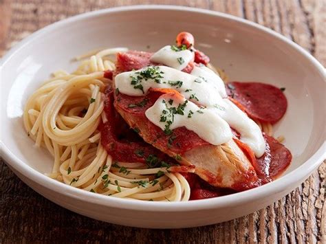 As ree says, everyone loves this dish and i know you will too! here's a food network video of ree whipping up her version of chicken spaghetti. The Pioneer Woman's Best 16-Minute Dinners | Pepperoni ...