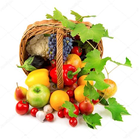 Recolección De Frutas Y Verduras En Una Canasta De Mimbre 2022