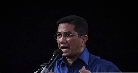 Malaysia's senior minister azmin ali is expected to formally join prime minister muhyiddin yassin's bersatu party this weekend. VIDEO Pemandu Selamat Walaupun Kereta 'Total Lost ...