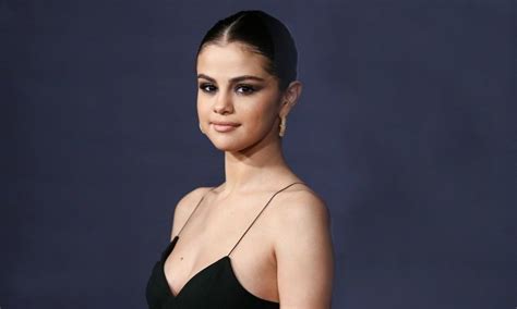 Selena gomez arrived at the red carpet for the 2017 american music awards debuting a new platinum blonde bob. Selena Gomez debuts blonde bob at the 2017 American Music ...