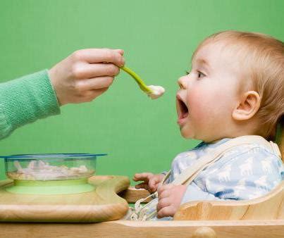 Pada usia 12 bulan bisa diperkenalkan makanan dewasa tanpa pemberian penguat rasa tambahan. SEKITAR KITA: RESEP NASI TIM UNTUK BAYI USIA 6 BULAN KE ATAS