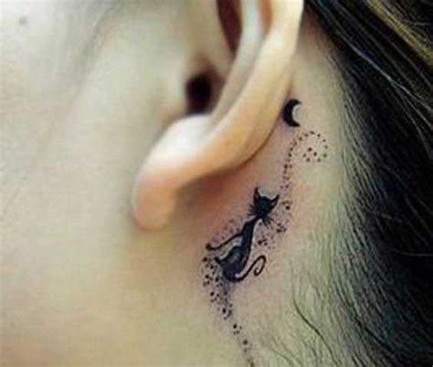 Minijaturna tetovaža mačke i meseca iza uha