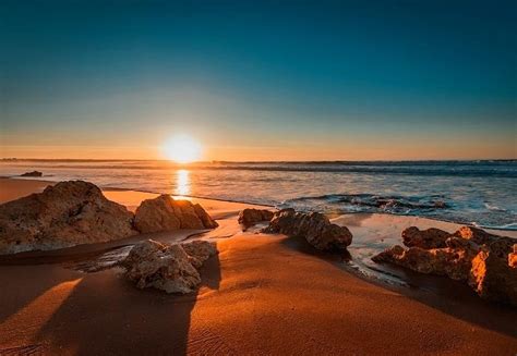 Pour un coucher de soleil arrosé au cœur de l'été : Coucher de soleil sur une plage portugaise - Location ...