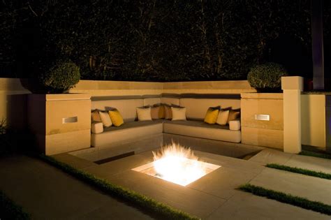 In Ground Fire Pit Design Juggles Cold Outdoor Into A Warm Space To