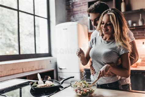 Пары на кухне стоковые изображения Пара Романтические пары Счастливые пары