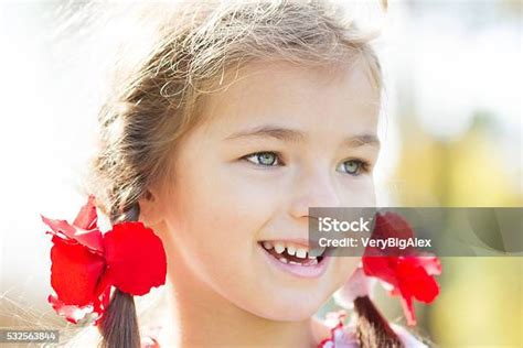 행복함 웃음소리 여자아이 에 잔디 미소 하위 야외 콩고공화국 걸스 공원에 대한 스톡 사진 및 기타 이미지 공원 귀여운