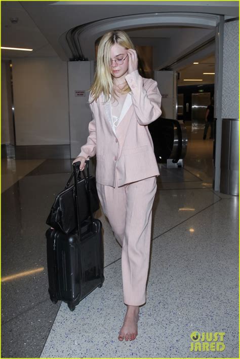 Photo Elle Fanning Goes Barefoot At Lax Airport01019mytext Photo