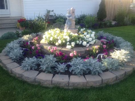 A flower bed circle design can be trickier than you realize. Circle Garden Pictures, Photos, and Images for Facebook ...