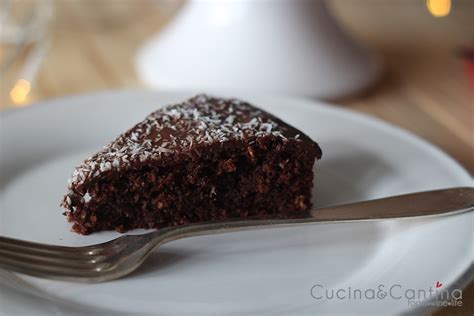 Guarda come realizzarla con la ricetta della torta morbida al cioccolato fondente. Torta morbida al cioccolato e cocco | cucinaecantina