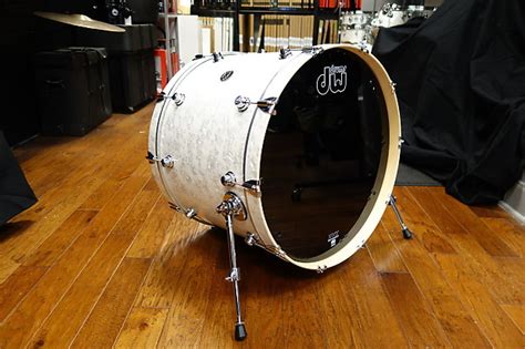 Dw Performance Series 18x24 Bass Drum White Marine Reverb