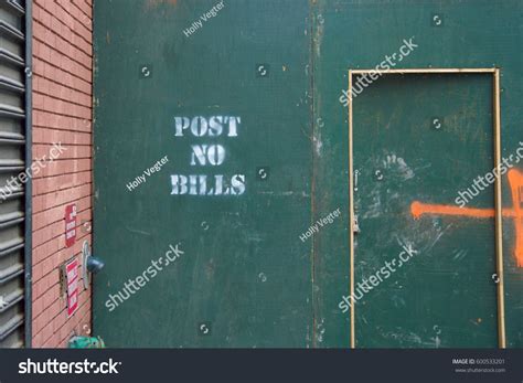 post no bills sign on green wall construction site in new york city imagens vetoriais fotos