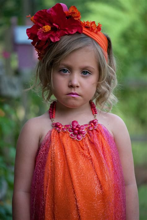 무료 이미지 소녀 귀엽다 여자 주황색 초상화 빨간 청소년 색깔 가을 어린이 유행 의류 화려한 담홍색 구성하다 꽃들 머리띠 슬퍼 얼굴