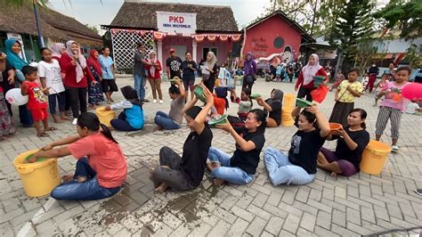 Lomba Ibuk Ibuk Di Balai Desa Dalam Rangka Memperingati Hari Ultah Kemerdekaan Republik