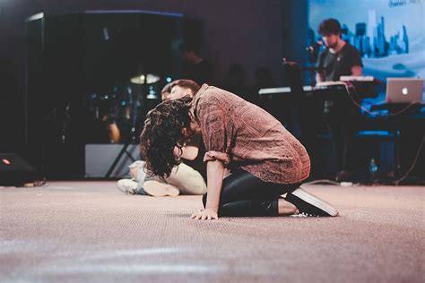 Hd Wallpaper Worship God Woman Kneeling On Floor Male Bending