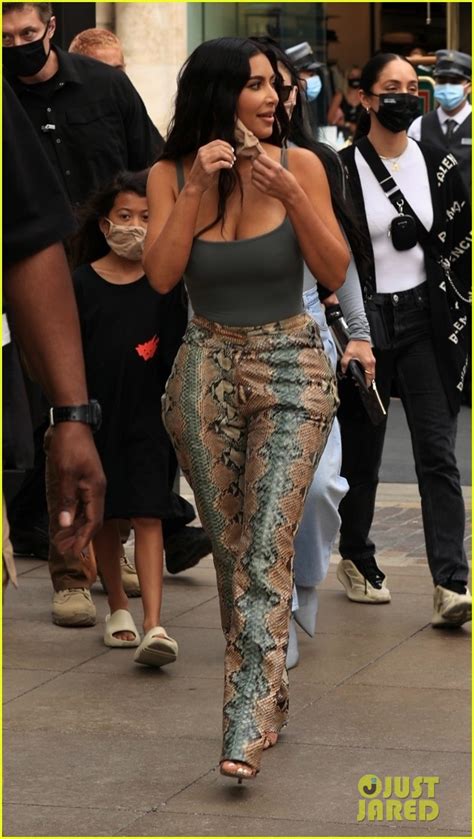 Photo Kim Kardashian Skims Pop Up Shop After Billionaire Status 80