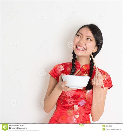 Asiatisches Chinesisches Mädchen Das Oben Isst Und Schaut Stockfoto Bild Von Asiatisch Dame