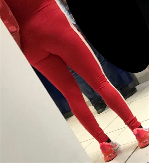 Chava En Pants De Yoga Rojos Marcando Tanga Mujeres Bellas En La Calle