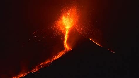 Its impressive size ( more than 3327 meters high with an average basal diameter of 40 km) overlooks the whole region. Vulkaan Etna actief en spuwt lava en as, dit zijn de ...