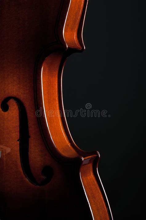 Instrumentos Musicais Do Violino Do Close Up Da Orquestra No Preto Foto