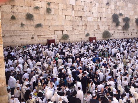 I24news Thousands Of Jews Throng Western Wall For Holiday Blessing