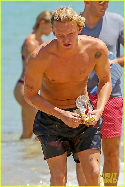 Cody simpson and marloes stevens hold hands while heading to the gym on saturday (march 6) in los angeles. Cody Simpson Shows Off Shirtless Body with Girlfriend ...