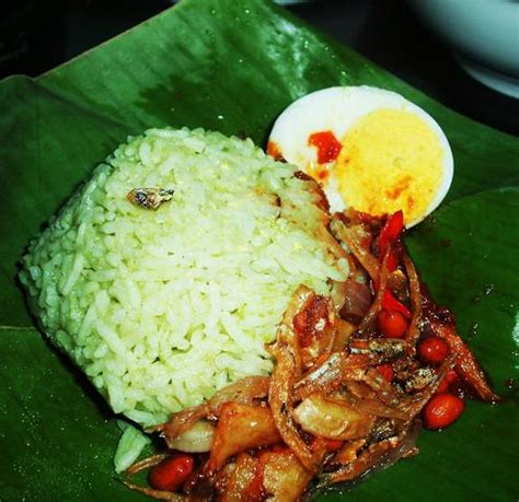Lately a lot of blogger friends serving pandan nasi lemak (coconut fragrant rice with screwpine leaves extract). Jasmeen's Kitchens.: Nasi Lemak Pandan