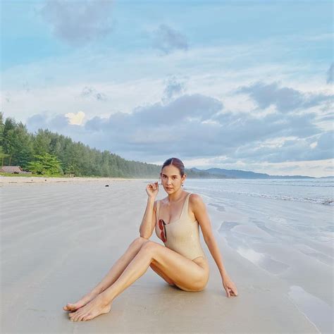 บานปลายถึงขั้นโดนปลดจากช่องมากสีวิกหมอชิตกันเลยทีเดียว สำหรับดาราสาว ''หมิว'' สิริลภัส กองตระการ หลังจากก่อนหน้านี้ พิ่งจะถูกปลดจากหน้าที่. รวมเซตความแซบของ หมิว สิริลภัส กองตระการ - AllSureNews