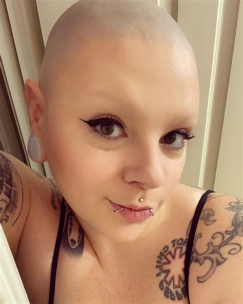 ashley 🖤 a partagé une photo sur instagram video up on only fans baldbabes baldhead
