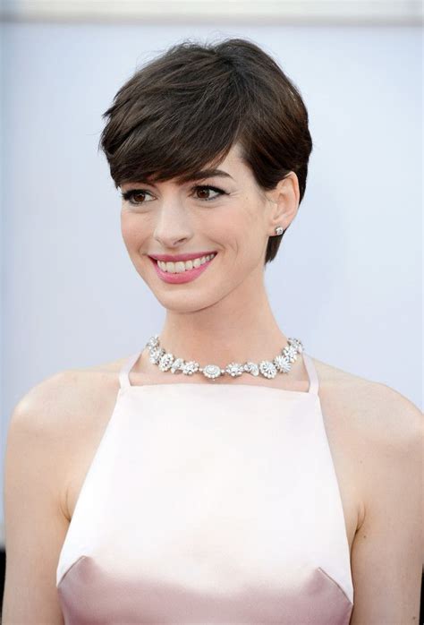 Anne Hathaway Short Side Part Thick Hair Styles Haircut For Thick