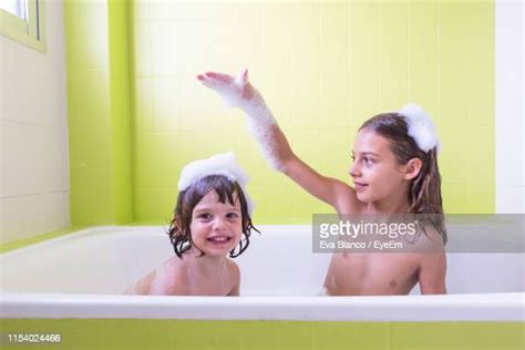 Sisters Tub Photos Et Images De Collection Getty Images