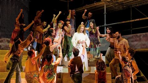 Audience members are greeted with a pantomime of the apostles running. Jesus Christ Superstar Milano 2018 - Informazioni e Biglietti