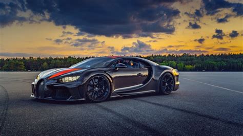 Much more than just a sinister black paint scheme with orange racing stripes. Download 7680x4320 Bugatti Chiron Super Sport 300+, Side ...