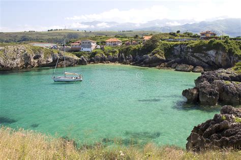 Behalve witte tot goudgele stranden kent spanje ook een aantal donkere tot zelfs zwarte stranden. Strand in Llanes, Spanje stock foto. Afbeelding bestaande ...