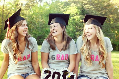 Pin By Rikki Hagerty On Photography Friend Graduation Graduation Pictures Friend Photos