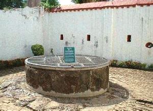 It is the oldest water well in malaysia. Interesting Places In Malaysia: Hang Li Poh's Well|Melaka ...