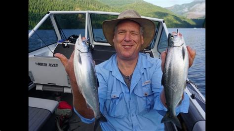 This magnificent basin, surrounded by a luscious forest on the north and overlooking a distant mountain range on the south, opens its hidden wonders to the daring explorer. Kokanee Fishing - Detroit Lake Oregon - YouTube
