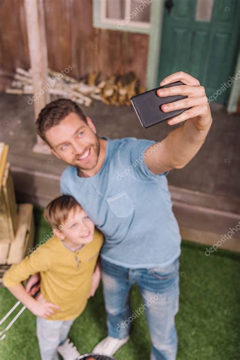 Padre E Hijo Tomando Selfie 2024