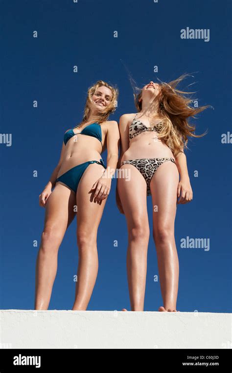 Teenager M Dchen In Bikinis Fotos Und Bildmaterial In Hoher Aufl Sung