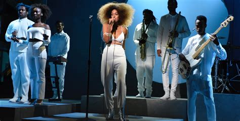 solange performs ‘cranes in the sky on ‘snl video rolling out